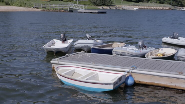 le barche ormeggiate a un molo in un lago dondolano dolcemente tra le onde