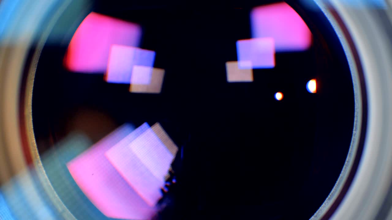 una vista macro en una lente de cámara con el funcionamiento interno detallado.