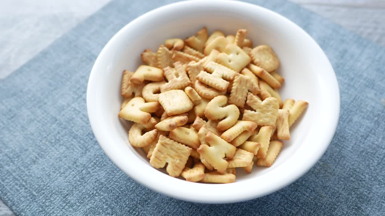 검은색에  ⁇ 색 그 ⁇ 에 글자 모양의 달 ⁇ 한 쿠키