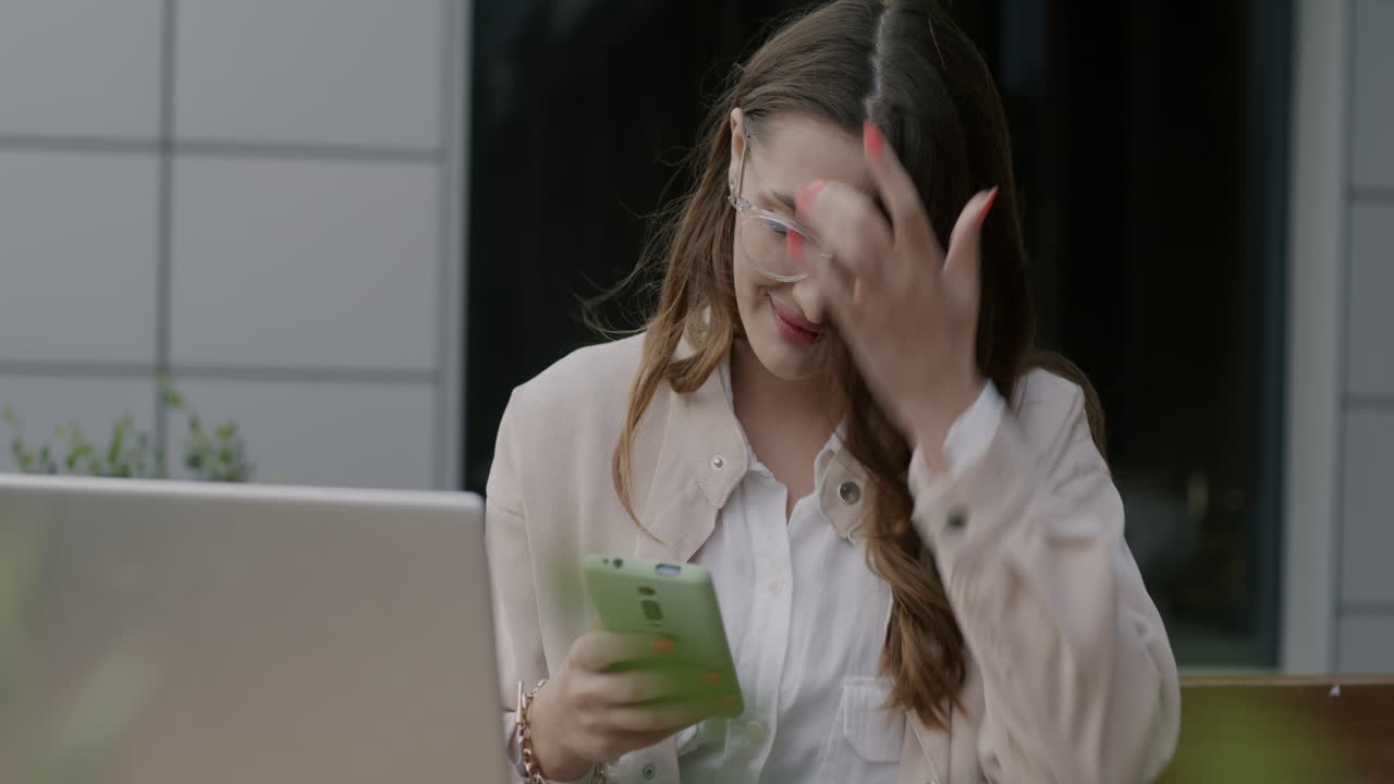 Donna che utilizza smartphone all'aperto