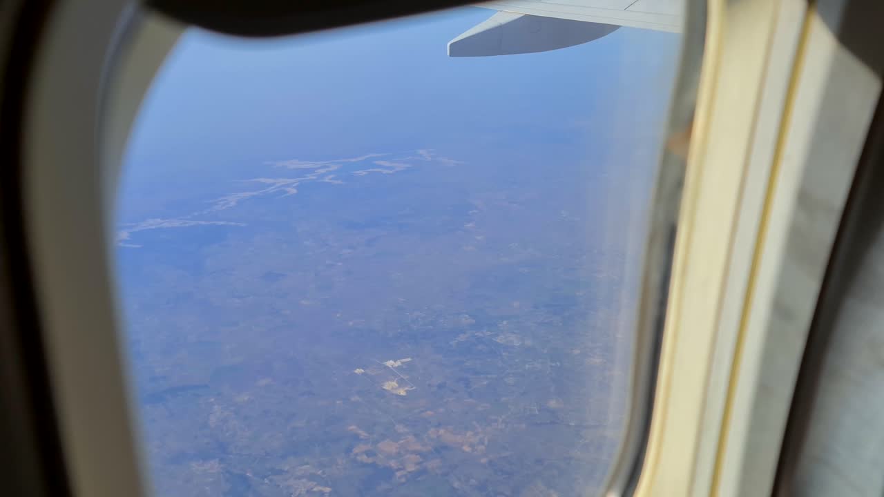 mirando por la ventana del avion