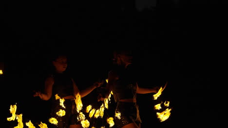 actuación de malabaristas de fuego por la noche