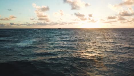 Drohnenaufnahme,-Die-über-Dem-Ozean-Auf-Einen-Farbenfrohen-Sonnenaufgang-Vor-Der-Nordküste-Von-Oahu,-Hawaii,-Zufliegt