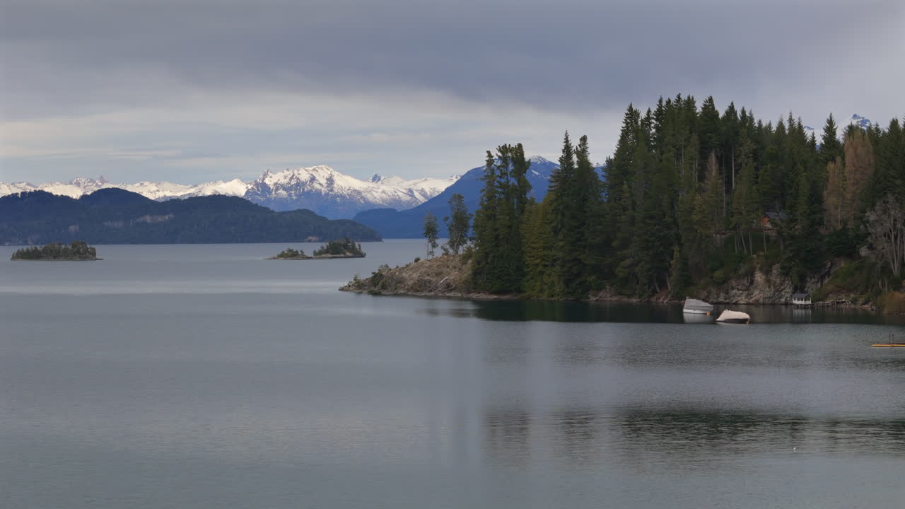 increíble movimiento panorámico de drones cerca de la isla de puerto manzano hermosa orilla del lago, argentina.