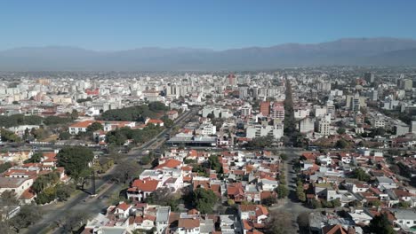 vista aérea de la ciudad de uruguay bajo el cielo brumoso, salta, argentina