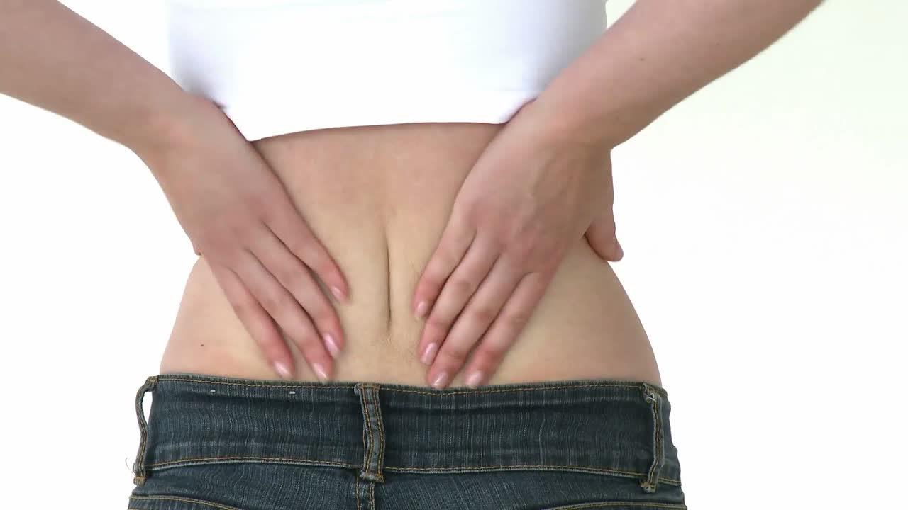 mujer radiante con un doloroso dolor de espalda