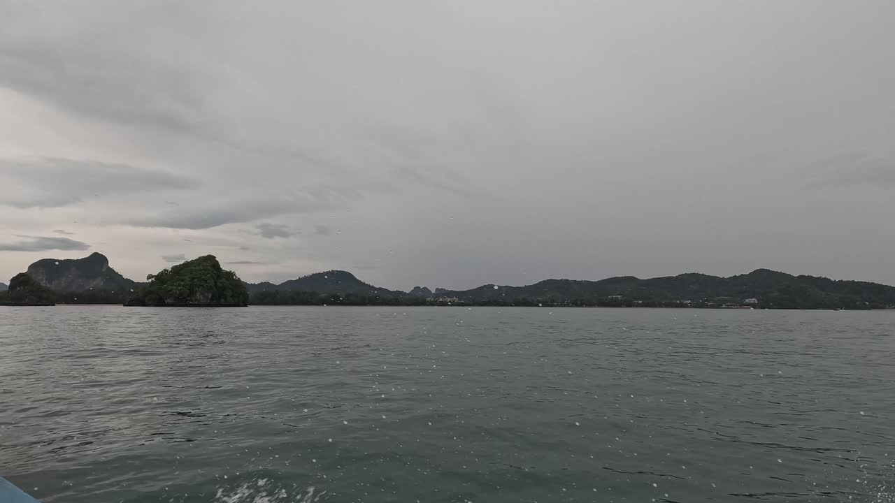 바다의 파도가 어지고, 섬과 산이 구름이 가득한 날