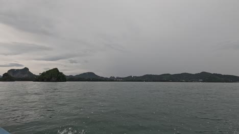 바다의 파도가 어지고, 섬과 산이 구름이 가득한 날