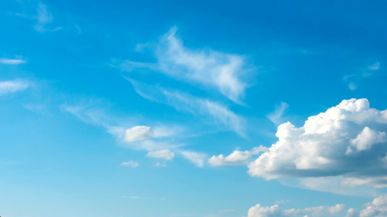 파란 하늘의 타임스에 있는  구름