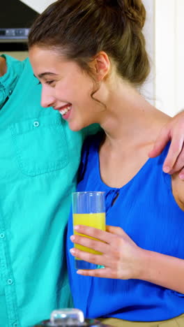 familia feliz con jugo de naranja