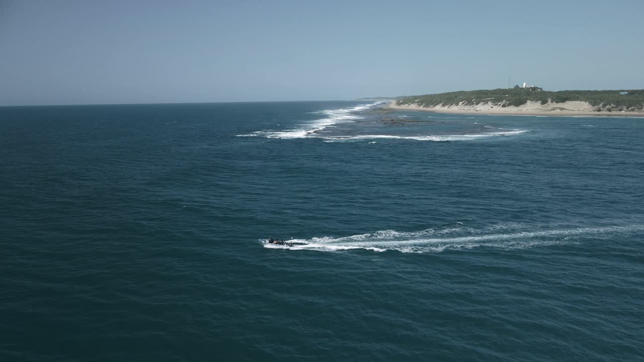 fotografía aérea de un pequeño barco que navega frente a la costa de mozambique