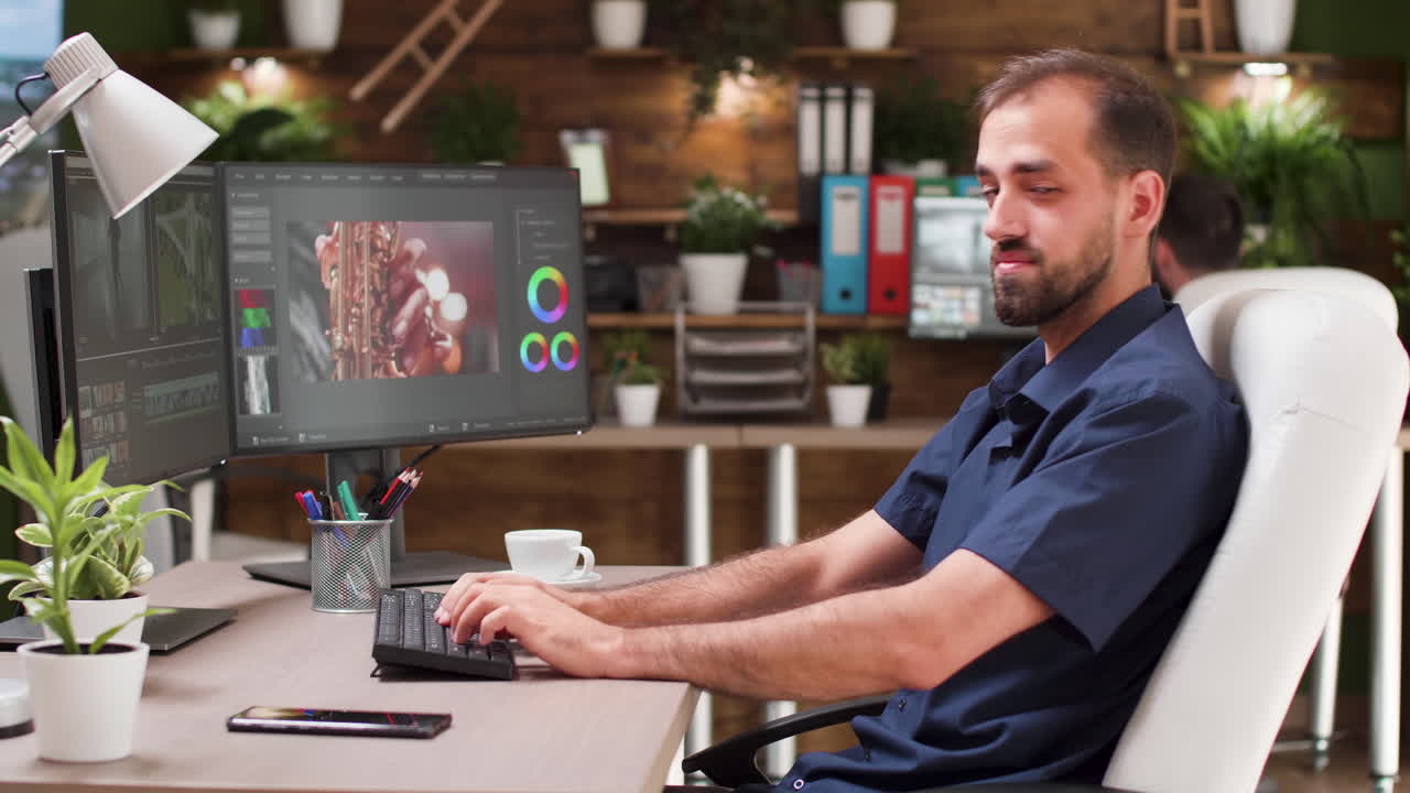 Mand arbejder på computer på kontoret