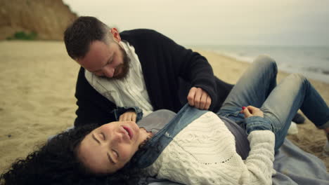 una pareja sensual relajándose en la playa. unos amantes hermosos disfrutando de la luna de miel en la naturaleza.