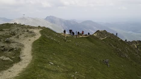 Eine-Gruppe-Wanderer-Folgt-Dem-Weg-Zum-Gipfel-Des-Schneebedeckten-Gipfels