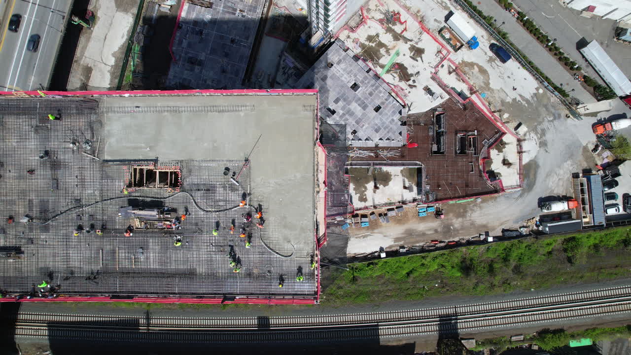 vista superior de drones de los trabajadores de la construcción y la carretera