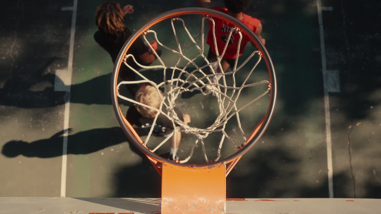juego de baloncesto en la cancha al aire libre
