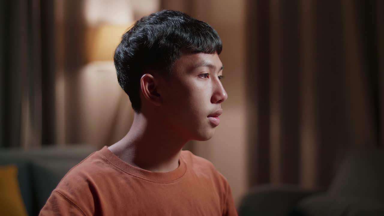 집에서 데스크 컴퓨터에서 일하는 동안 생각하는 아시아 소년 신발 디자이너의 클로즈업