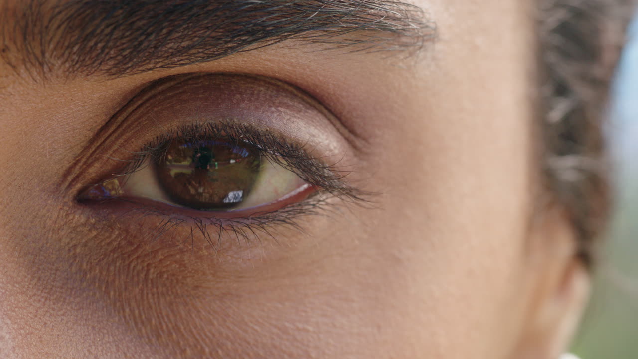 ojo de cerca de una hermosa mujer hispana mirando contemplativa belleza natural