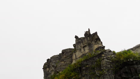 Roca-Erosionada-En-El-Cañón-Hellmojuvet-En-El-Norte-De-Noruega.