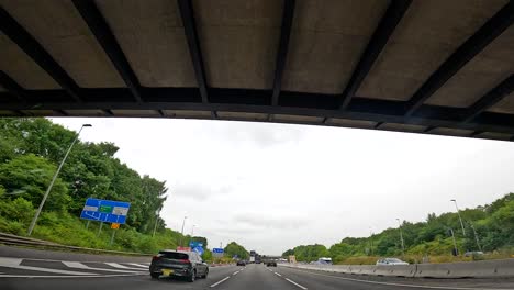 un coche conduce bajo un puente en birmingham