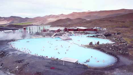 una antena sobre un spa público de baños termales en islandia cerca de myvatn solo para uso editorial 1