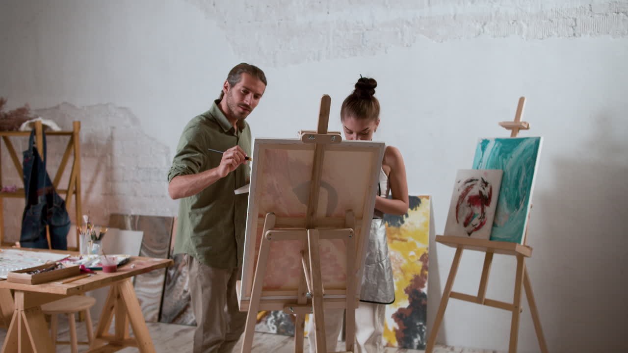 실내에서 그림을 그리는 사람들