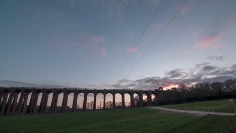 Lapso-De-Tiempo-De-Las-Nubes-Pasando-Por-El-Viaducto-De-La-Casa-Al-Atardecer