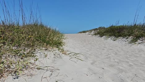 Vista-Estática-Del-Camino-De-La-Playa-De-Arena-En-Cocoa-Beach,-Florida