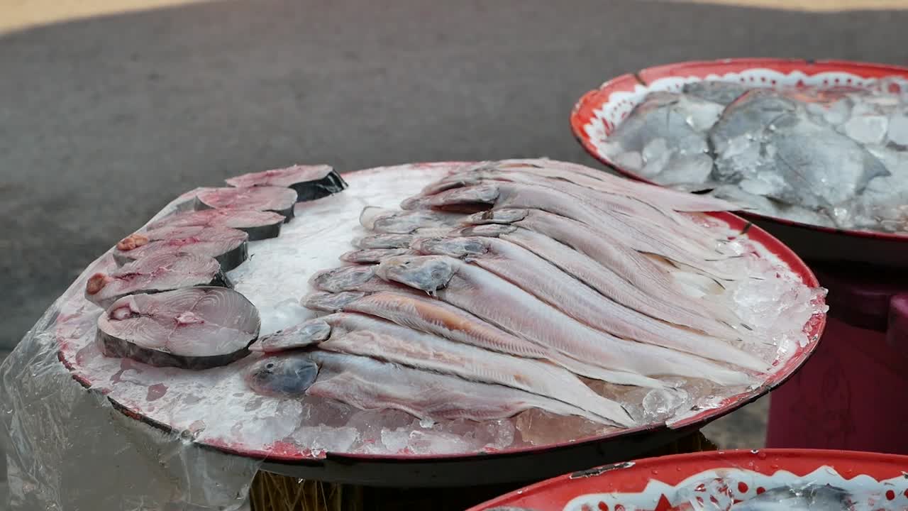 imágenes cerradas de pescado de mar preparado en el mercado de pescado local
