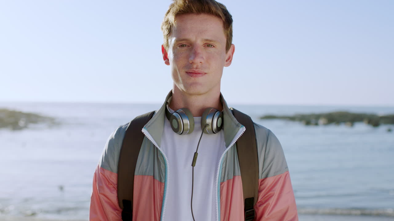 hombre, sonrisa feliz y cara en la playa