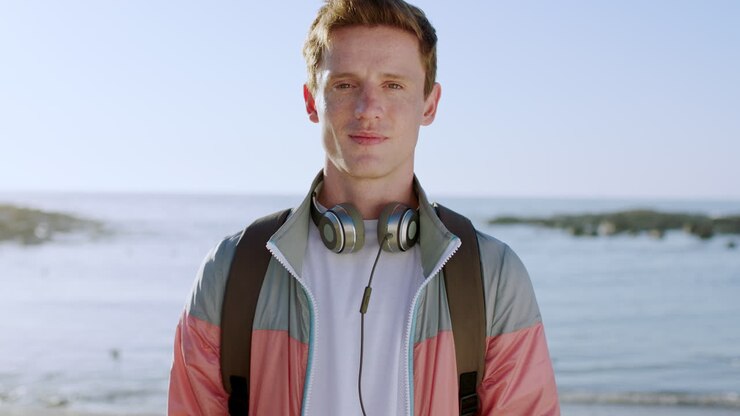 Mand, glad smil og ansigt på stranden