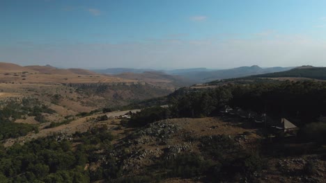 imágenes aéreas de drones de un desfiladero de montaña con chalets en el borde