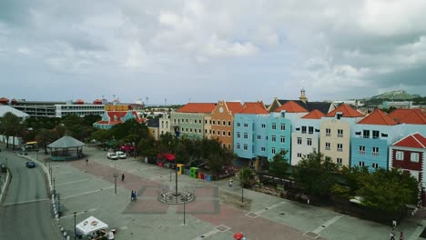 Vista-Aérea-De-Un-Edificio-En-El-Casco-Antiguo-De-Otrobanda-Otrobanda-Cuenta-Con-Edificios-Coloniales-Pintados-De-Vivos-Colores,-Un-Vívido-Arte-Callejero-Y-Un-Paseo-Marítimo-Bordeado-De-Barcos