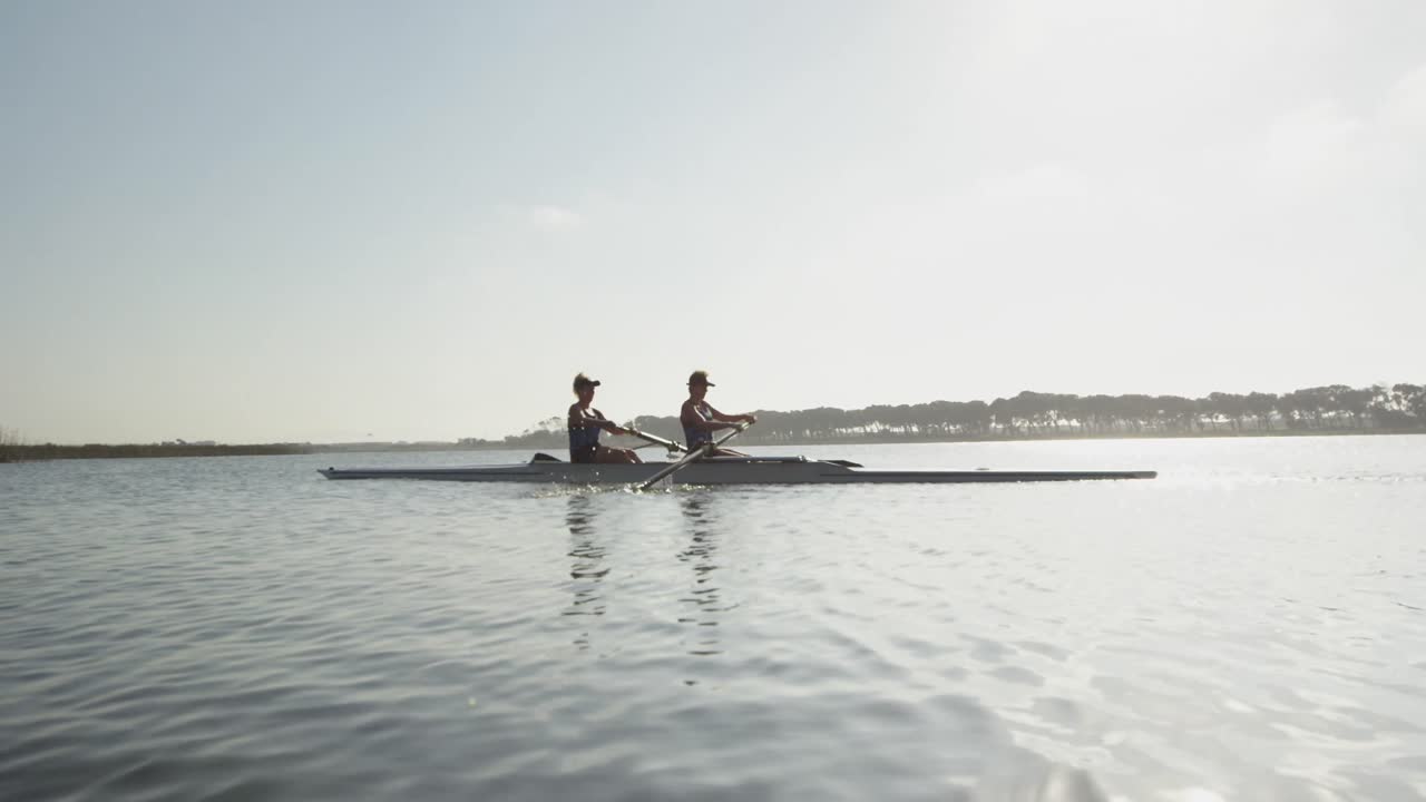 remeras entrenando en un río