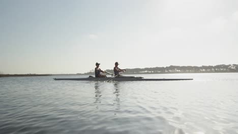 Ruderinnen-Trainieren-Auf-Einem-Fluss