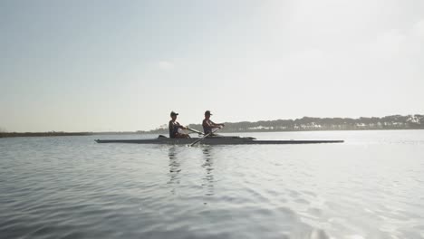 remeras entrenando en un río