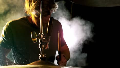 un hombre tocando la batería