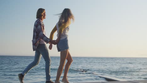 Pareja-Caucásica-Disfrutando-De-Su-Tiempo-Junto-Al-Mar