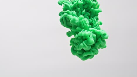 tinta verde en el agua