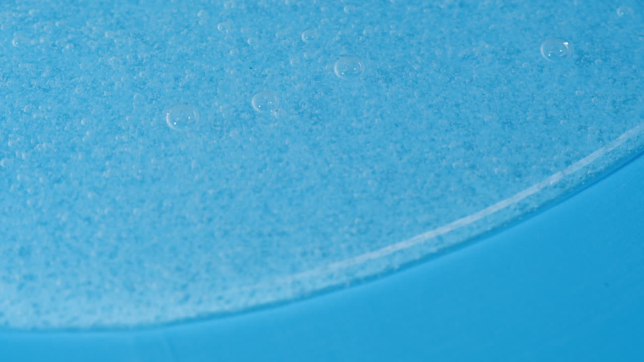 Superficie liquida blu astratta con bolle che salgono.