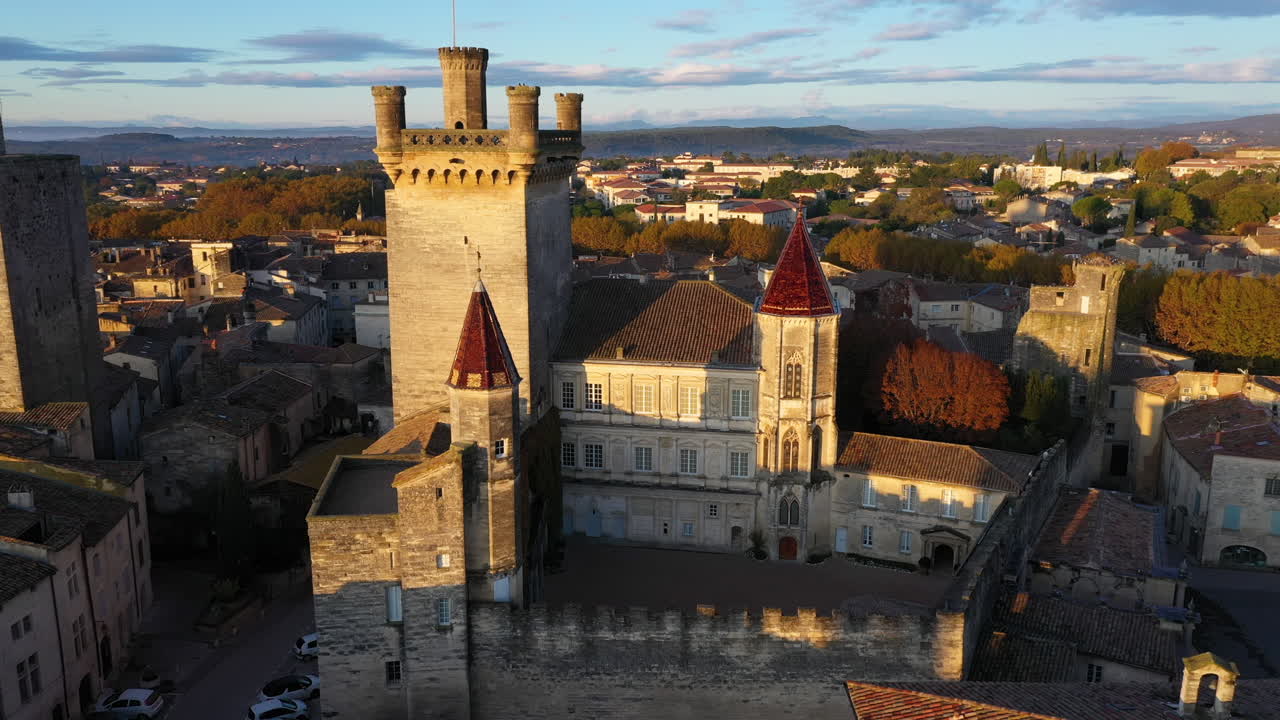 Uzes, Frankrig, luftfoto af solopgang over hertugdømmet Uzès' slot, nærbillede.