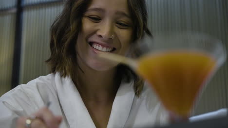 Toma-En-Cámara-Lenta-De-Una-Hermosa-Mujer-Desayunando-Con-Un-Vaso-De-Jugo-De-Naranja