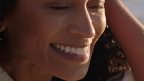 Primer-Plano-Retrato-De-Una-Hermosa-Mujer-Feliz-Disfrutando-De-La-Libertad-Explorando-La-Espiritualidad-Sintiendo-Esperanza-En-La-Tranquila-Playa-Al-Atardecer-Con-El-Viento-Soplando-El-Pelo