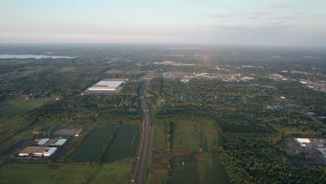 Toma-De-Drone-Súper-Ancha-Del-Paisaje-Rural-En-Una-Zona-Residencial,-Ohio,-Ee.uu.