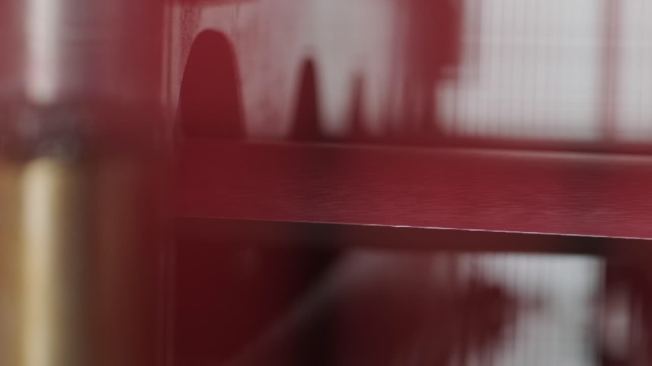 máquina de formación de láminas metálicas en la fábrica moderna de metalurgia.