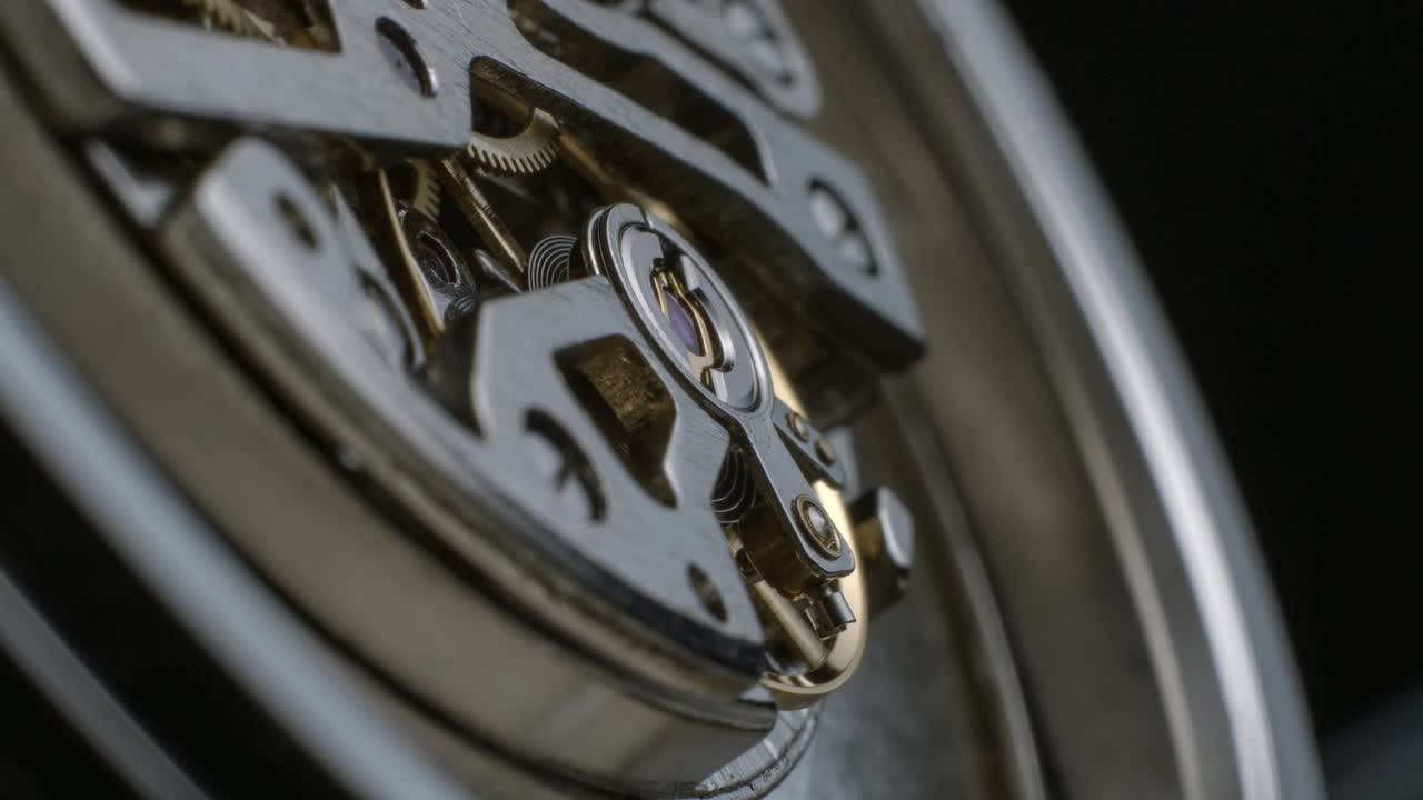 reloj de tourbillon girando macro movimiento lento