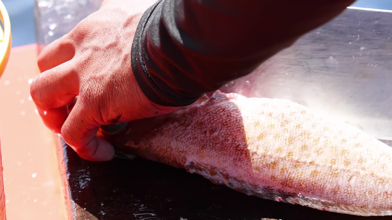 푸켓 의 배 에서 물고기 를 청소 하는 사람