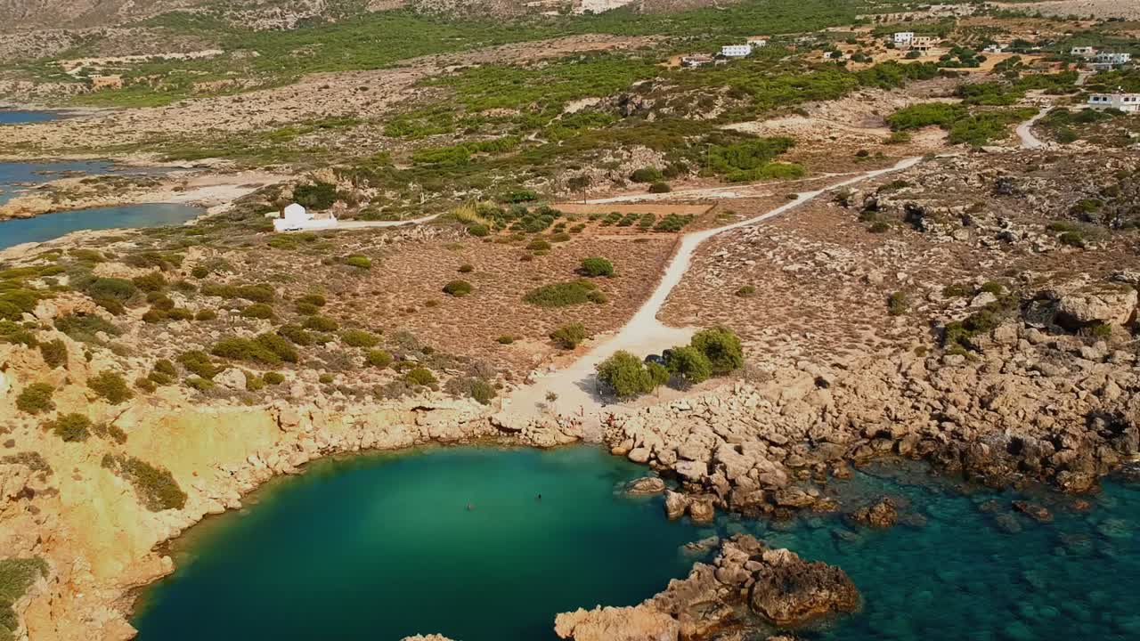 Splendida ripresa aerea di un piccolo cratere circondato da rocce, che forma un piccolo lago marino.