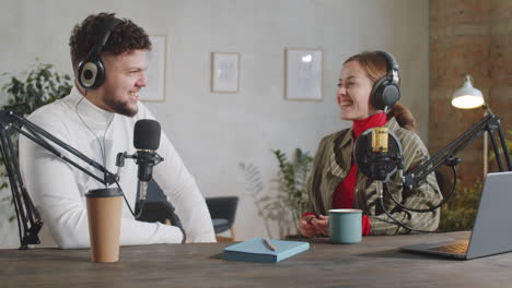 Anfitriones-De-Podcasts-Masculinos-Y-Femeninos-Hablando-En-Micrófonos-En-El-Estudio-De-Grabación