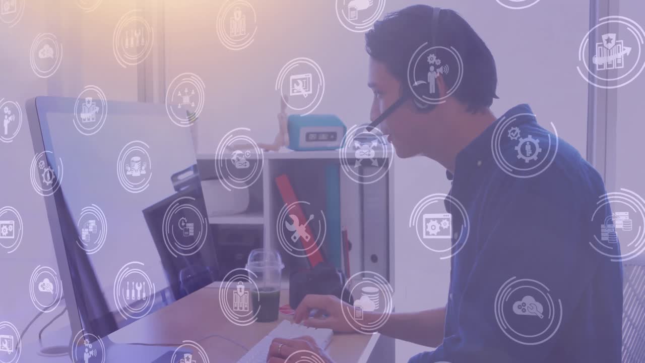 animación de una red de iconos digitales sobre un hombre de negocios usando auriculares de teléfono y computadora en la oficina